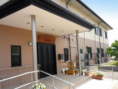 明るい入口の施設外観