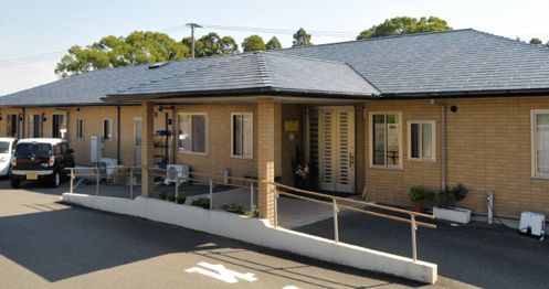 明るい外観の建物