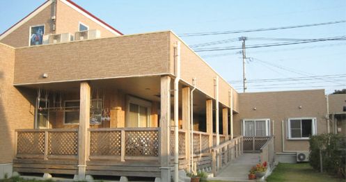 明るい外観の建物