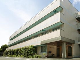 「しまナーシングホーム大森」白と緑のコントラストが美しい印象の施設外観