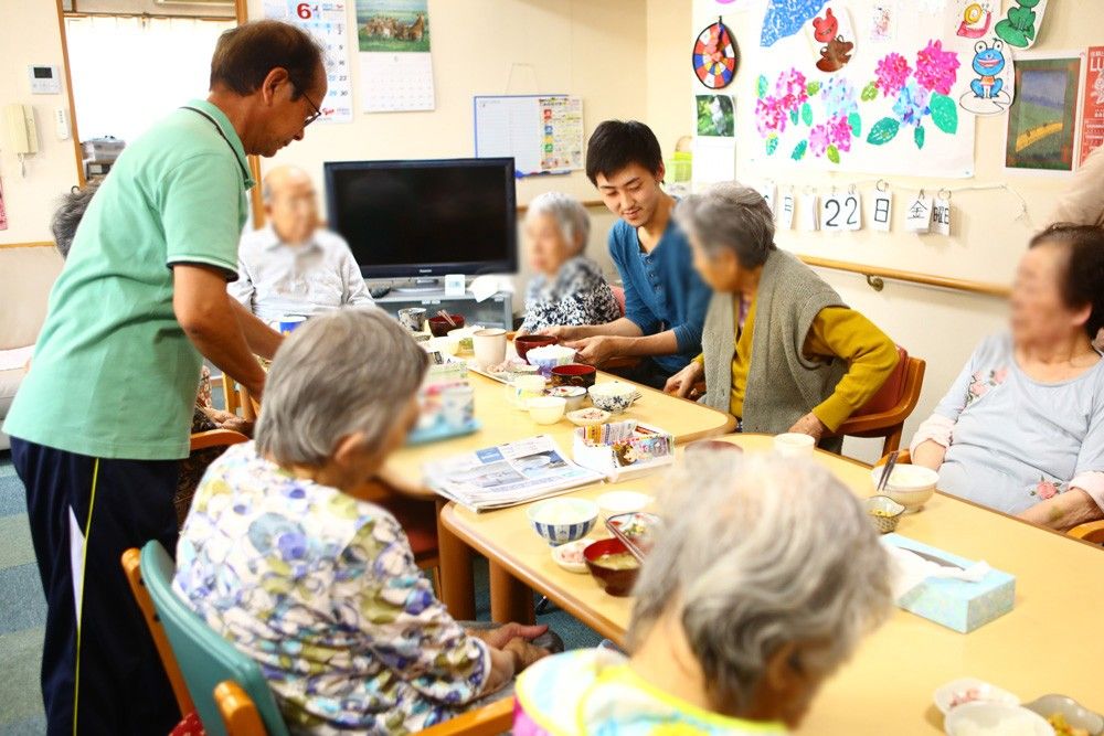 みんなで食事を楽しむ様子