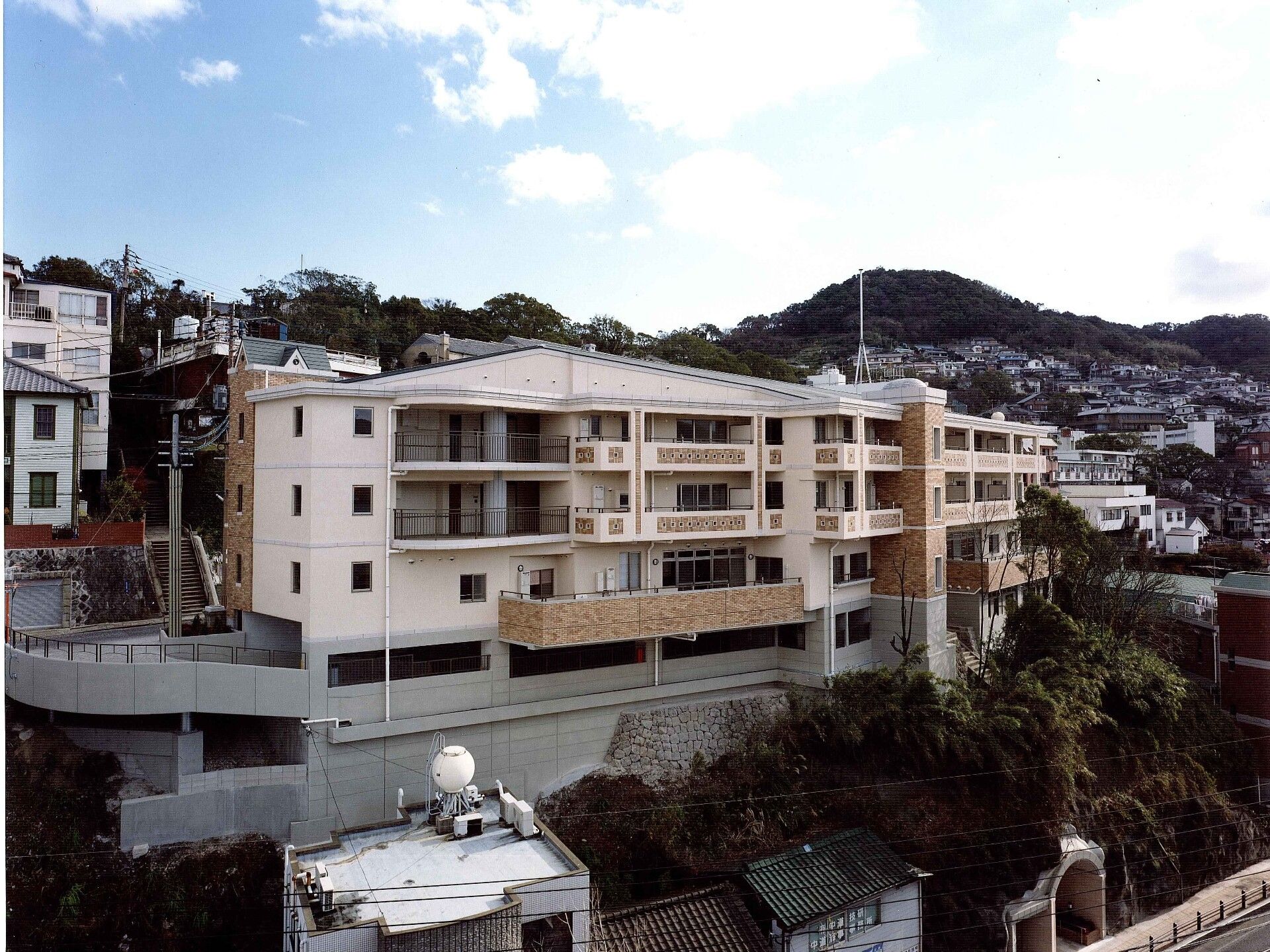 3階建ての重厚感のある建物。ベランダがが付き、明るい雰囲気。