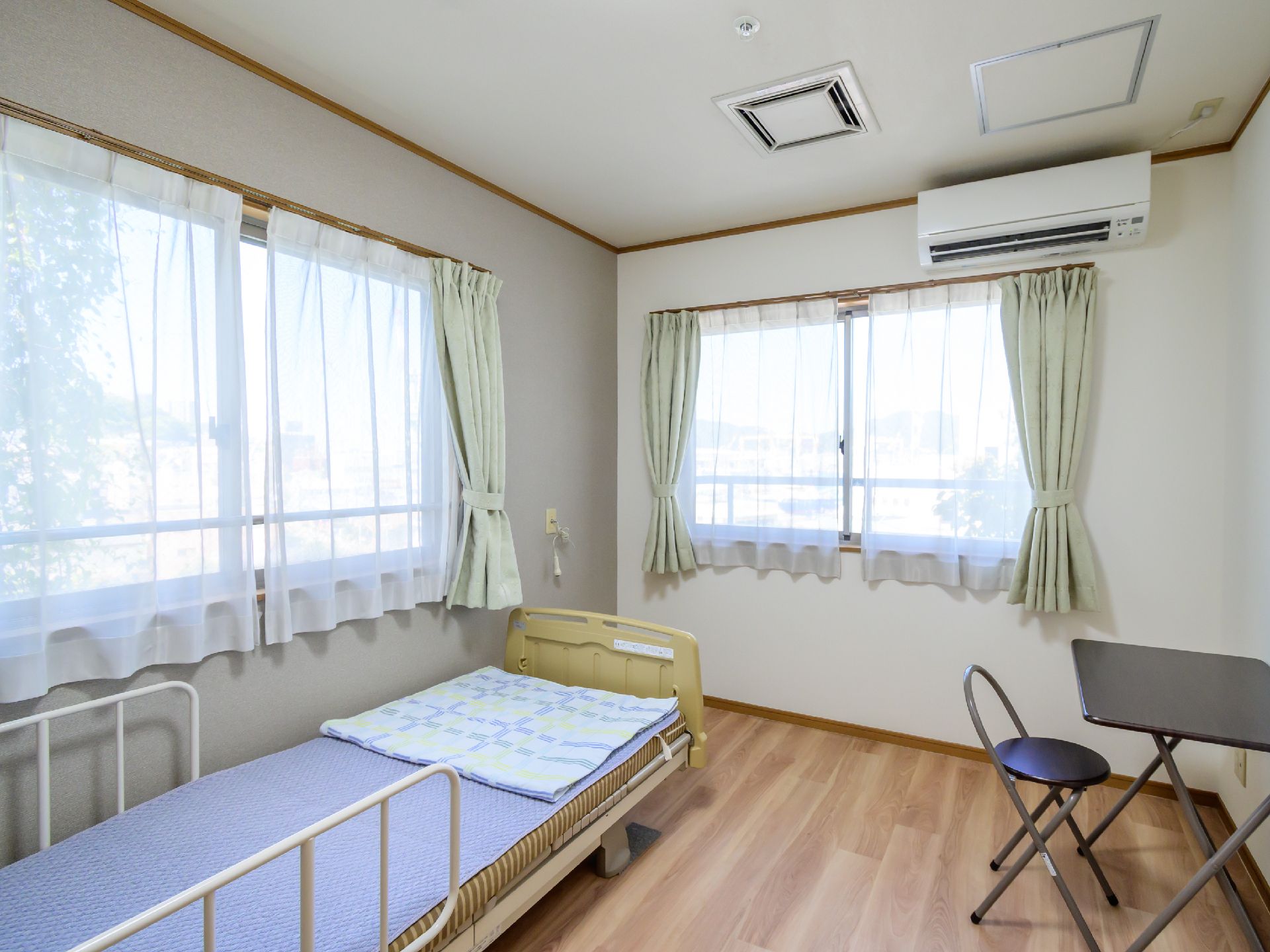 窓が多く設置され、光がたっぷりと注いでいる明るい居室