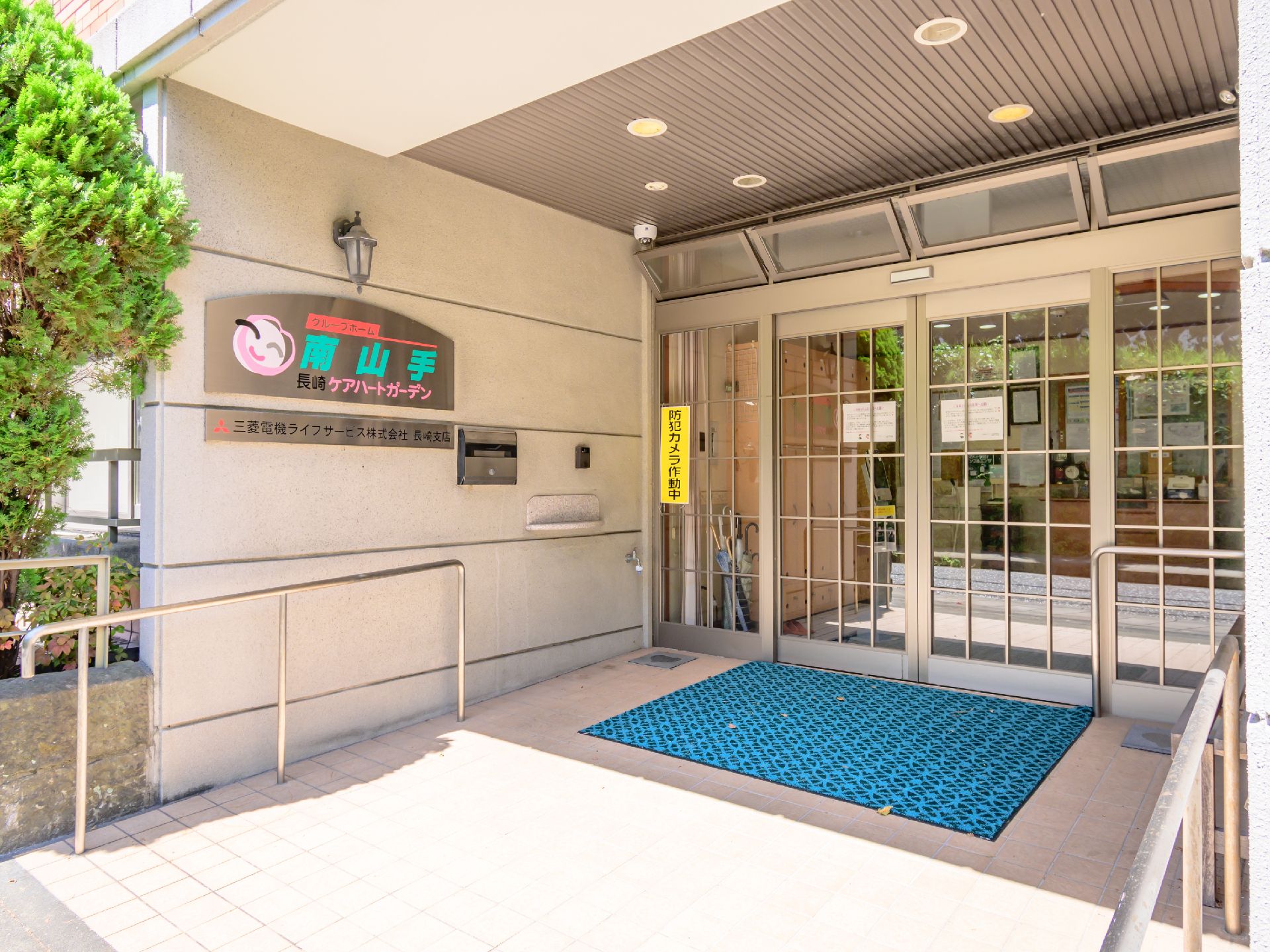 手すりが設置され、段差がすべて取り払われている玄関