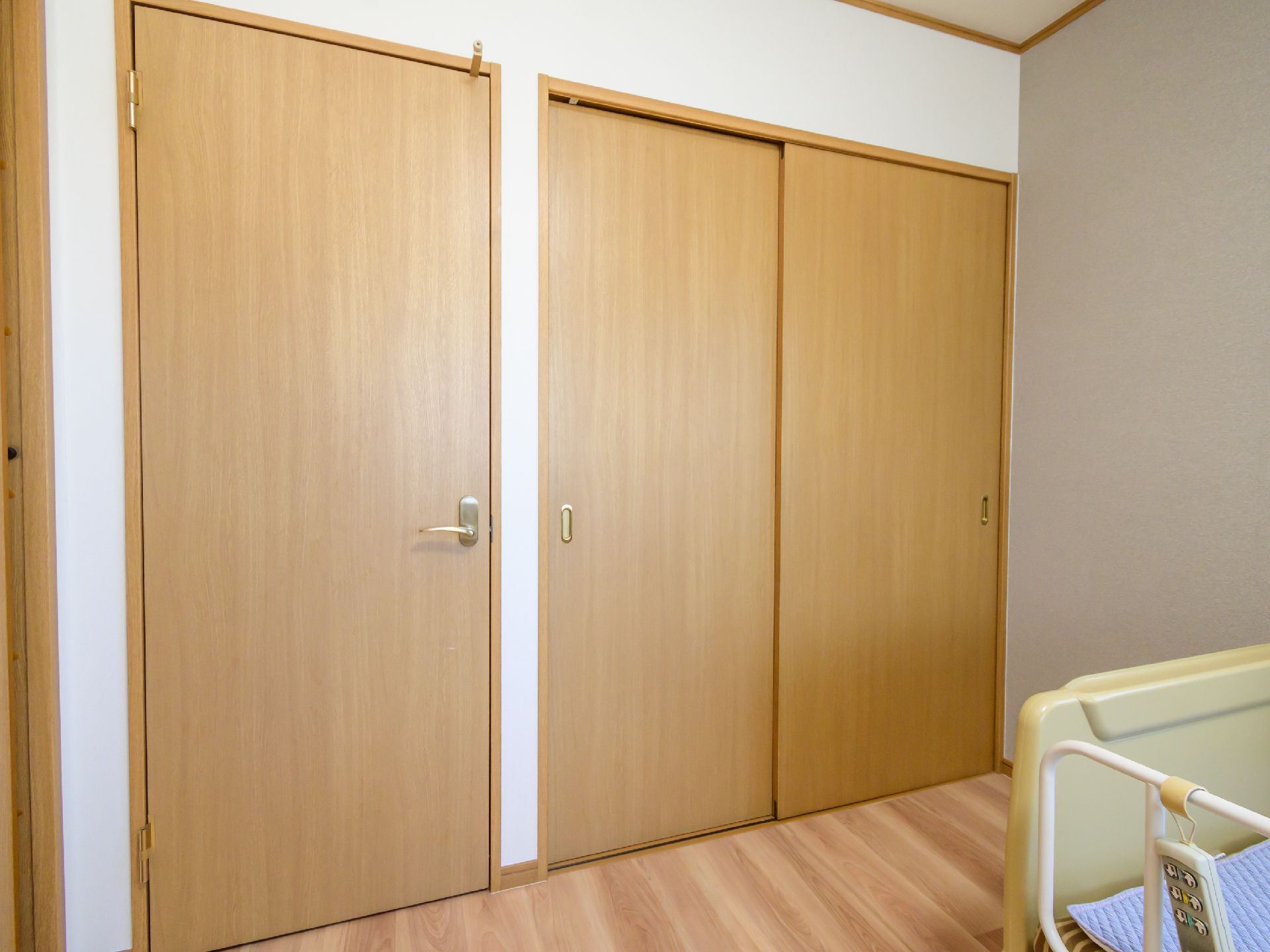 段差がすべて取り払われ、私物を保管できる収納も設置されている居室