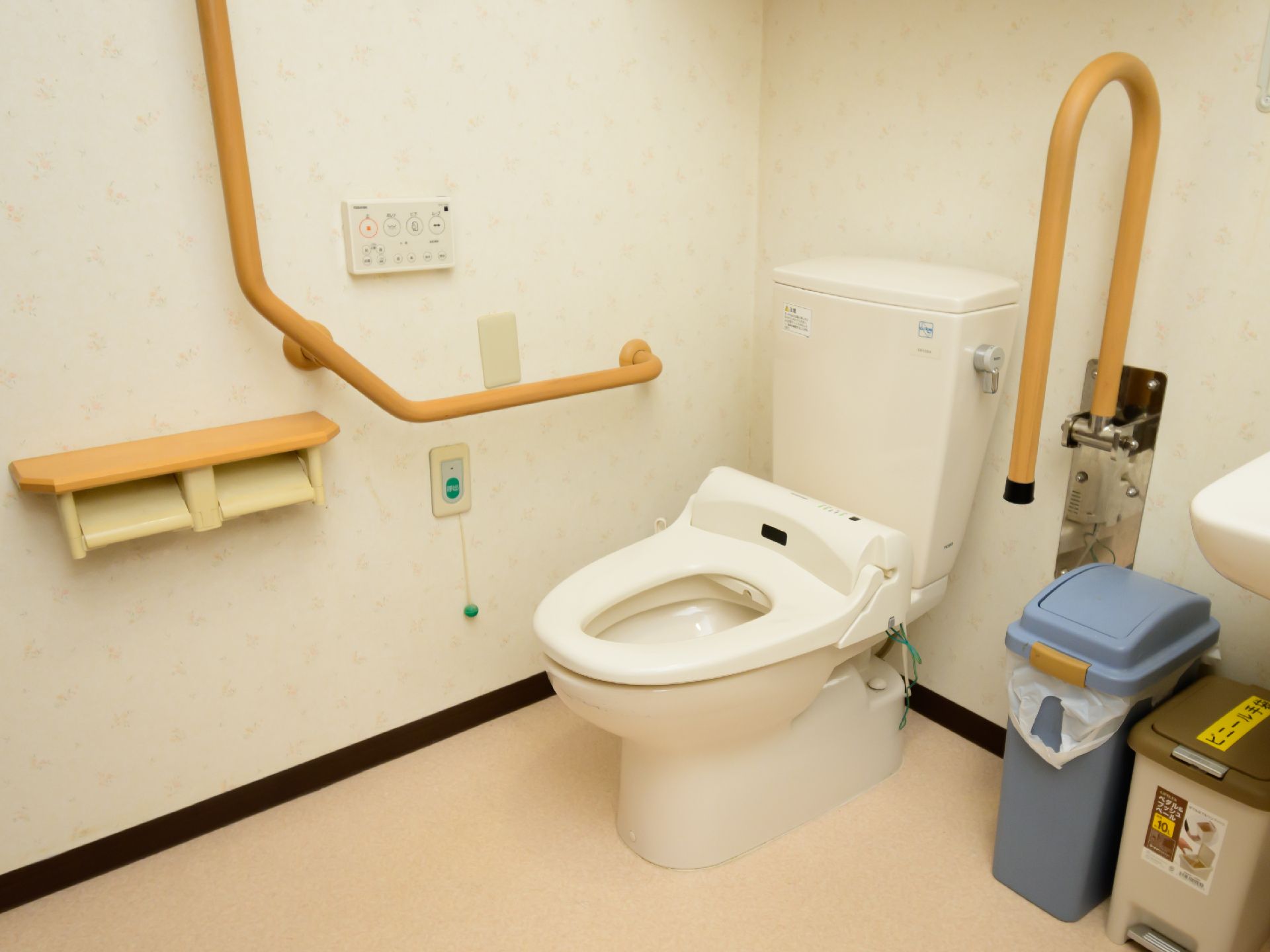 大きな手すりが設置され、段差が解消されているバリアフリー完備のトイレ