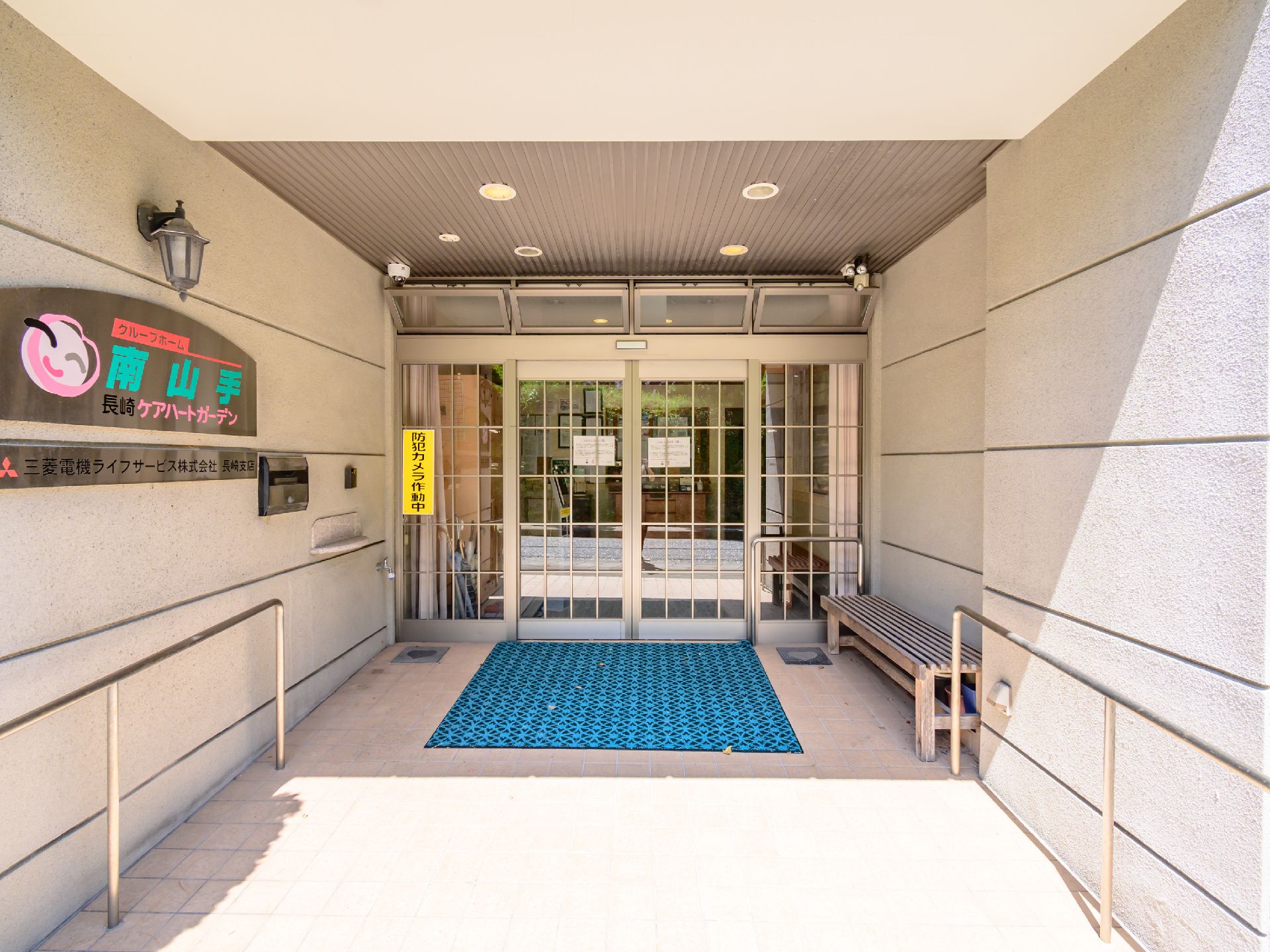 笑顔の女性ヘルパーと高齢女性