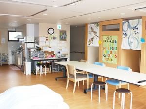 共有スペースにはダイニングテーブルは置かれ、奥にはキッチンがある。