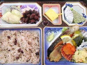 赤飯や煮物、てんぷらなどがきれいに盛り付けられたお弁当風の特別メニュー。