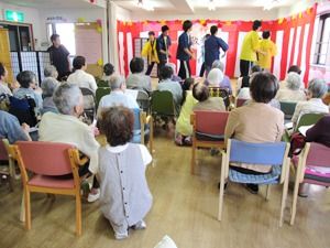 敬老会の日に披露されたスタッフのダンスショー。入居者も真剣に見ている。