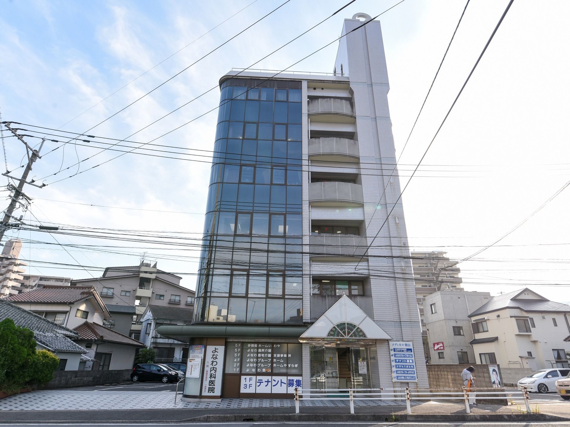 施設はおしゃれなビルで6階建てとなっている。同じビル内に、グループホームや医院などが入っている。外出せず医師に診てもらえる。