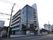 6階建てビル一棟が施設になっている。大きい道路沿いなので、分かりやすい立地である。大きく窓にフロア案内が描かれている。