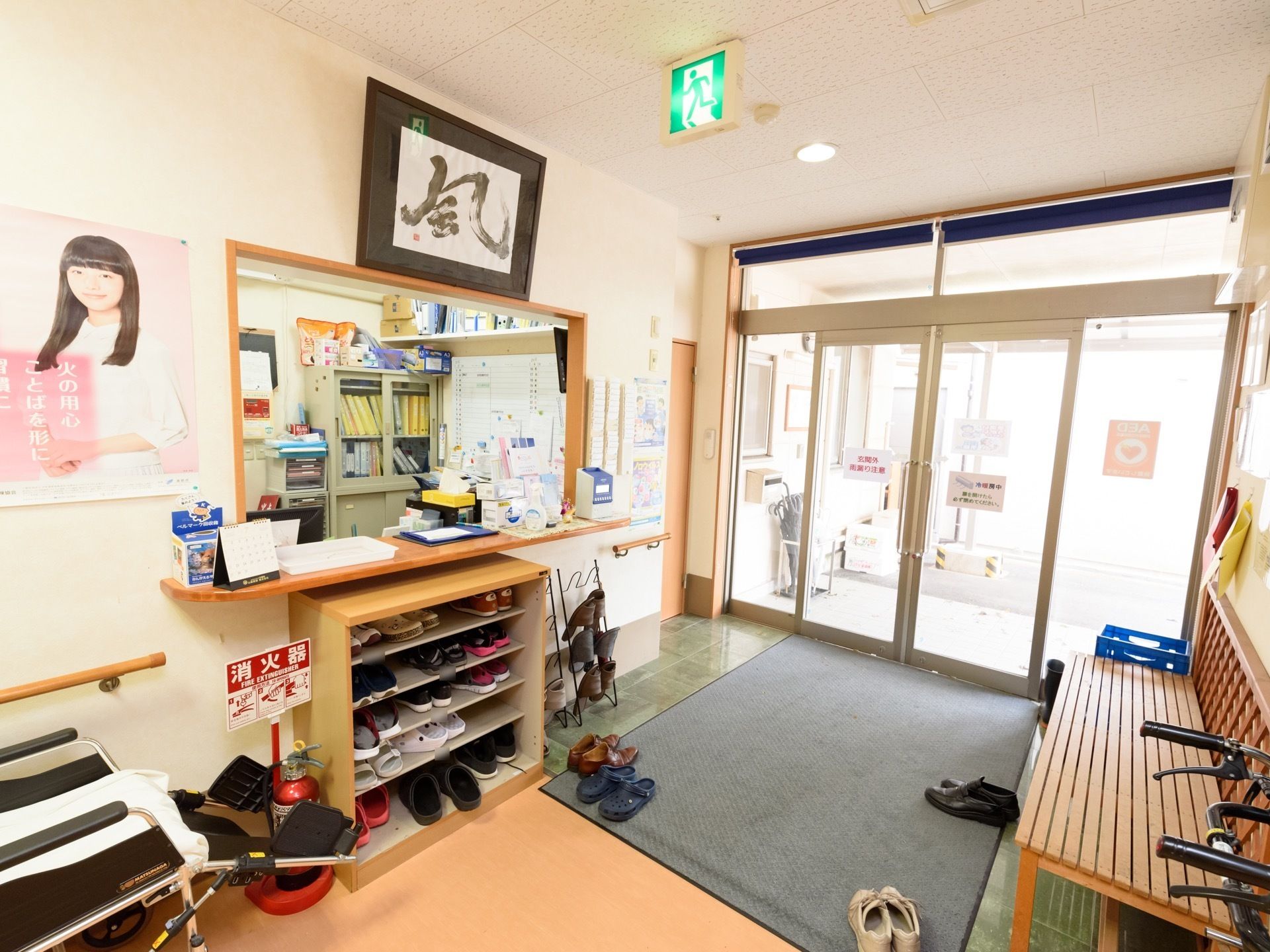 館内に入ると右手に受付、左手にベンチが１台あり、近くに車椅子が２台置いてある。バリアフリーなので車椅子をご利用の方も快適に移動できる。