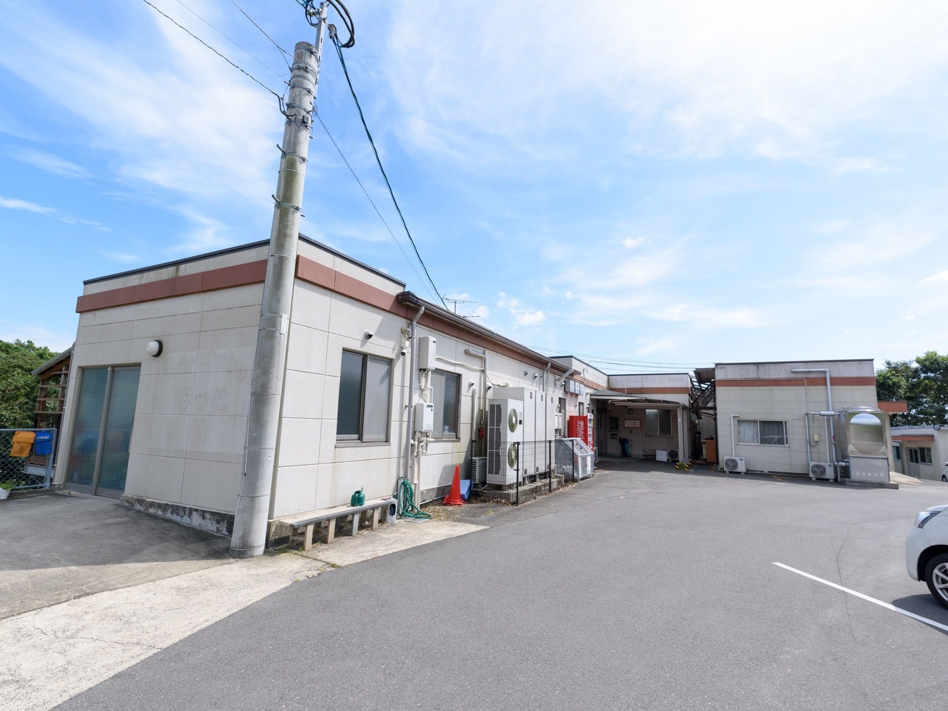 館外は段差がなく広い駐車スペースを設けており、大きなサイズの車でもエントランス前での停車やすれ違いなどの操作ができる余裕を確保している。