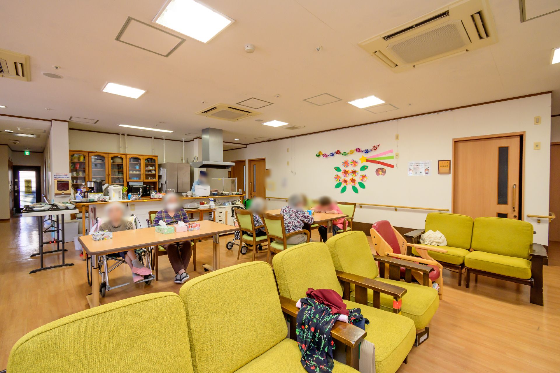 座り心地の良い椅子、テーブルが設置されているリビング