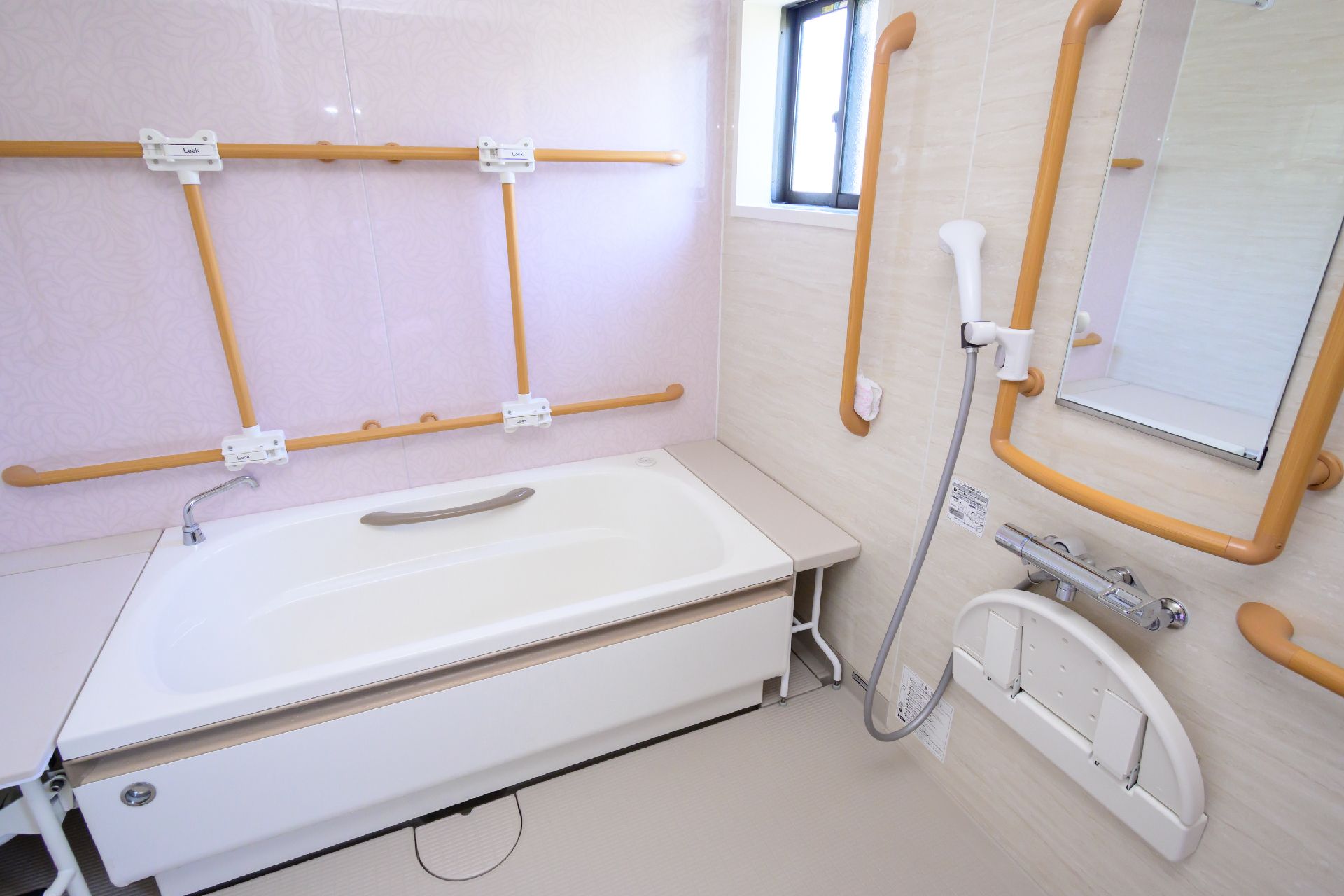 バリアフリー化され手すりがたくさん設置されている浴室