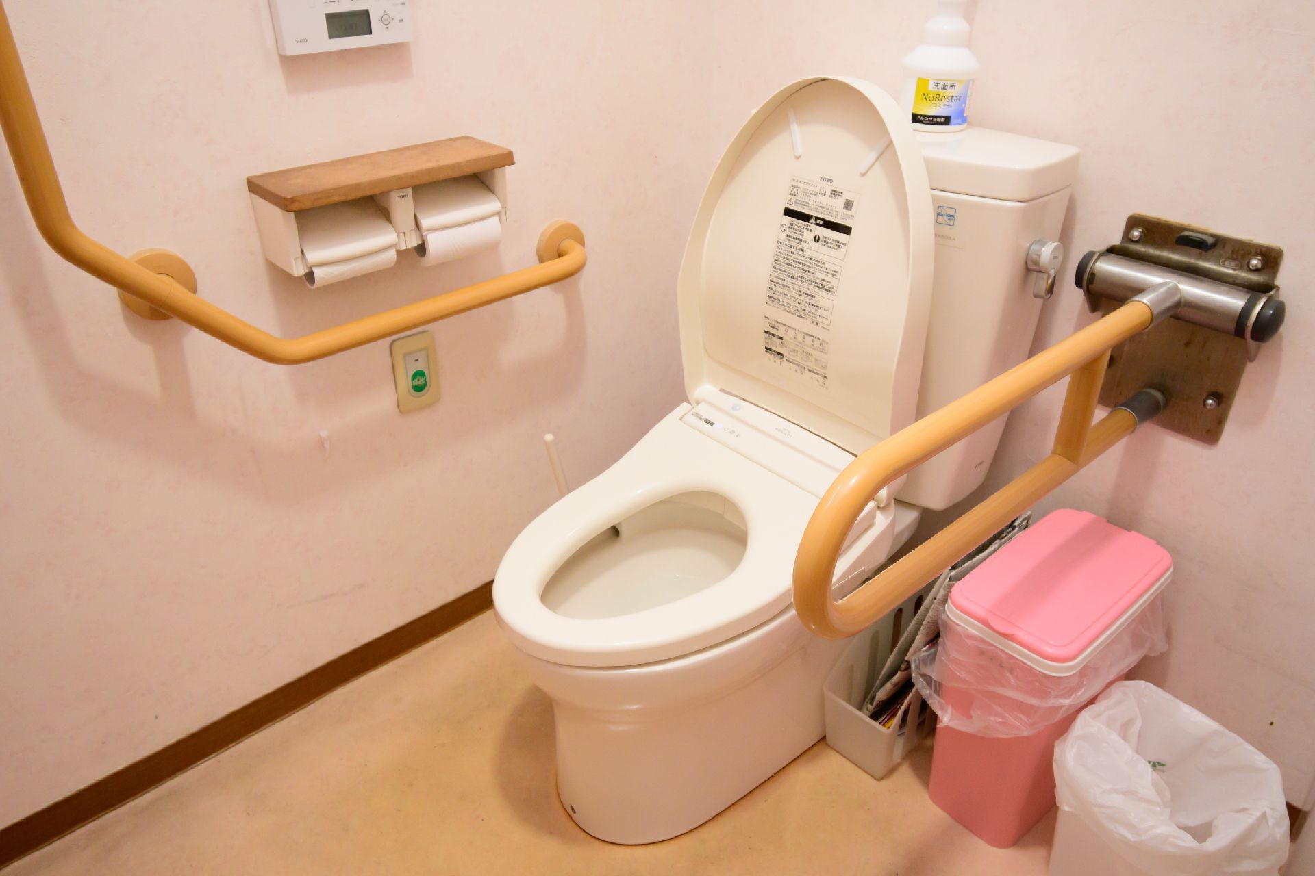 大きな手すりが設置され、段差が取り除かれているトイレ
