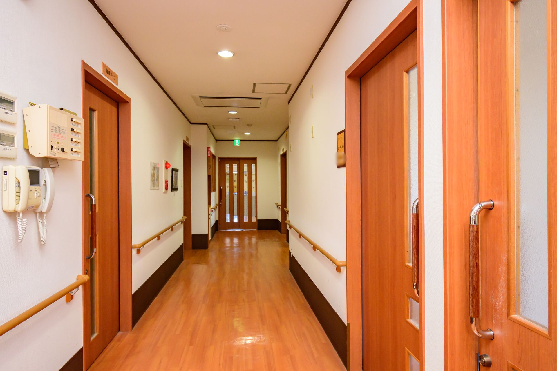 壁に手すりが設置され、床の段差はすべて取り除かれている廊下