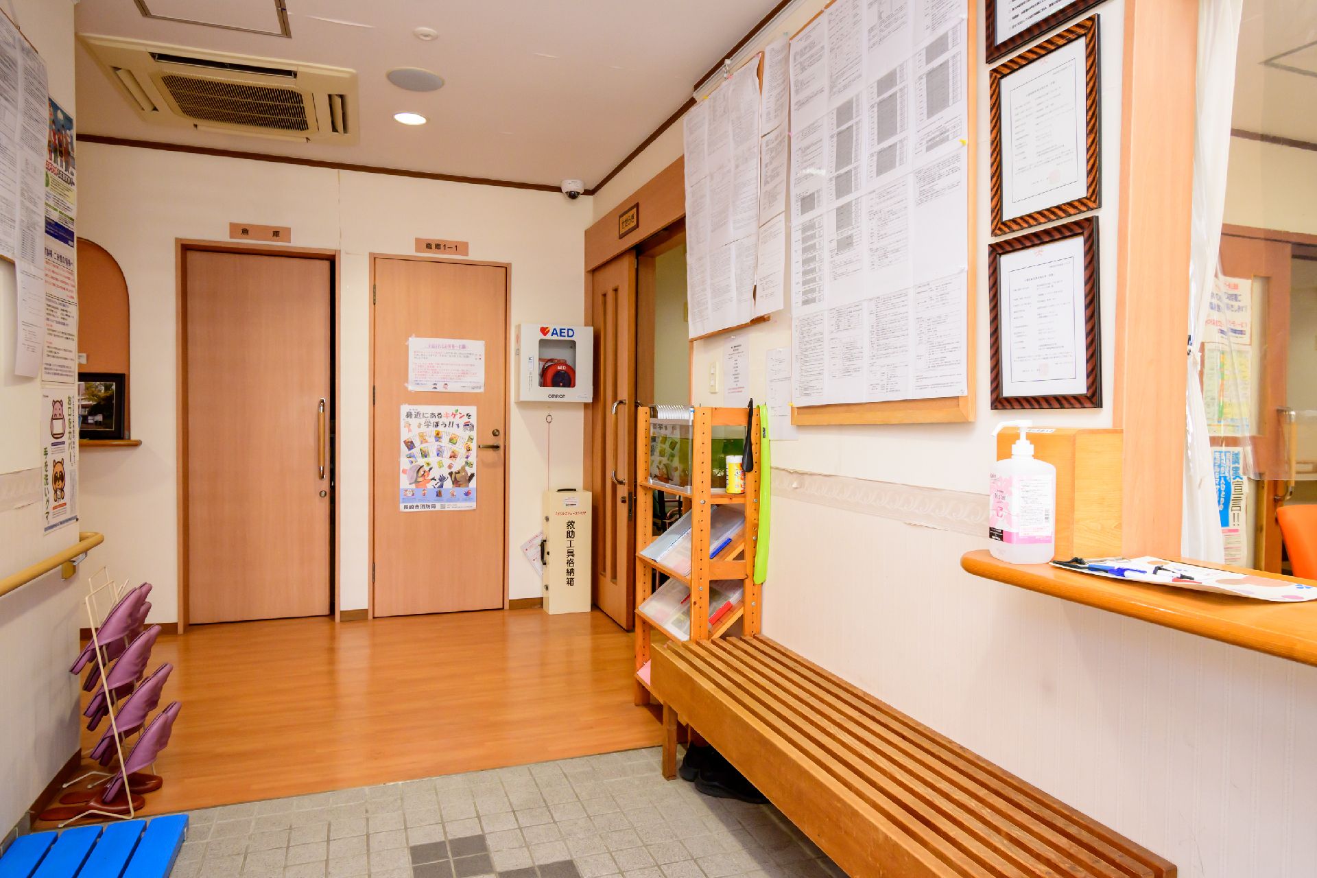 段差が一切なく、靴の履き替えのためのベンチが置いてある玄関