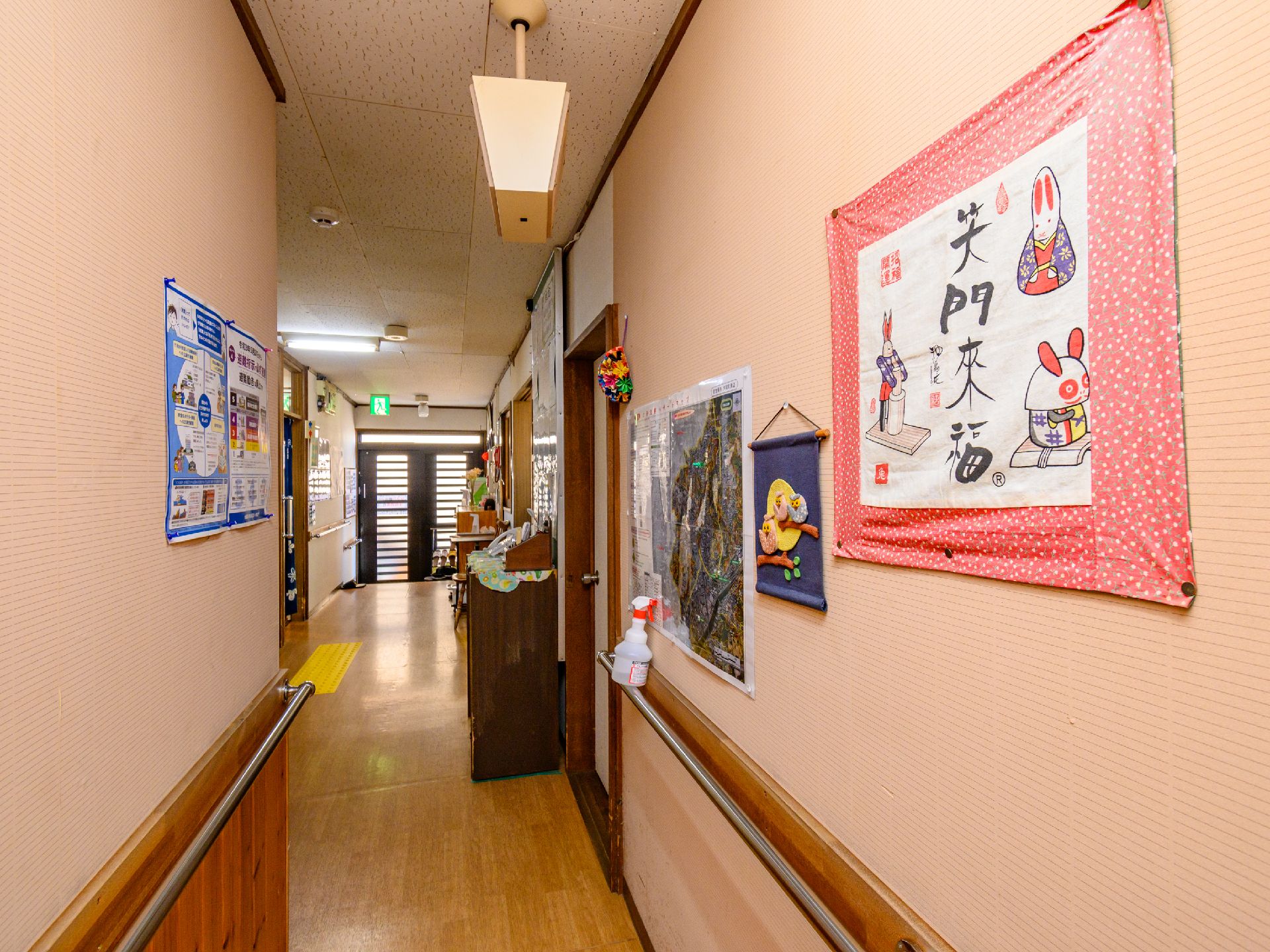 バリアフリー化され、手すりが設置されている廊下