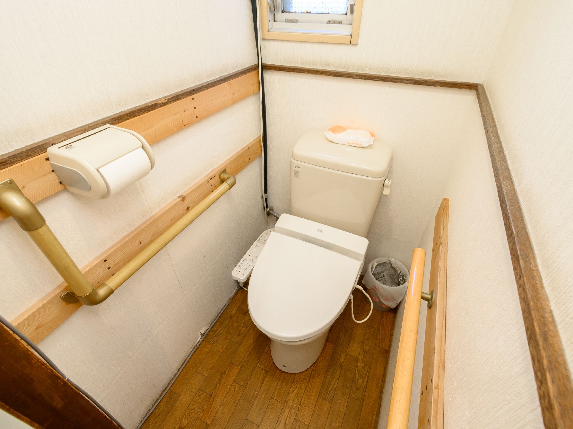 手すりが取り付けられ、便座に座る・便座から立つの動作がしやすいトイレ