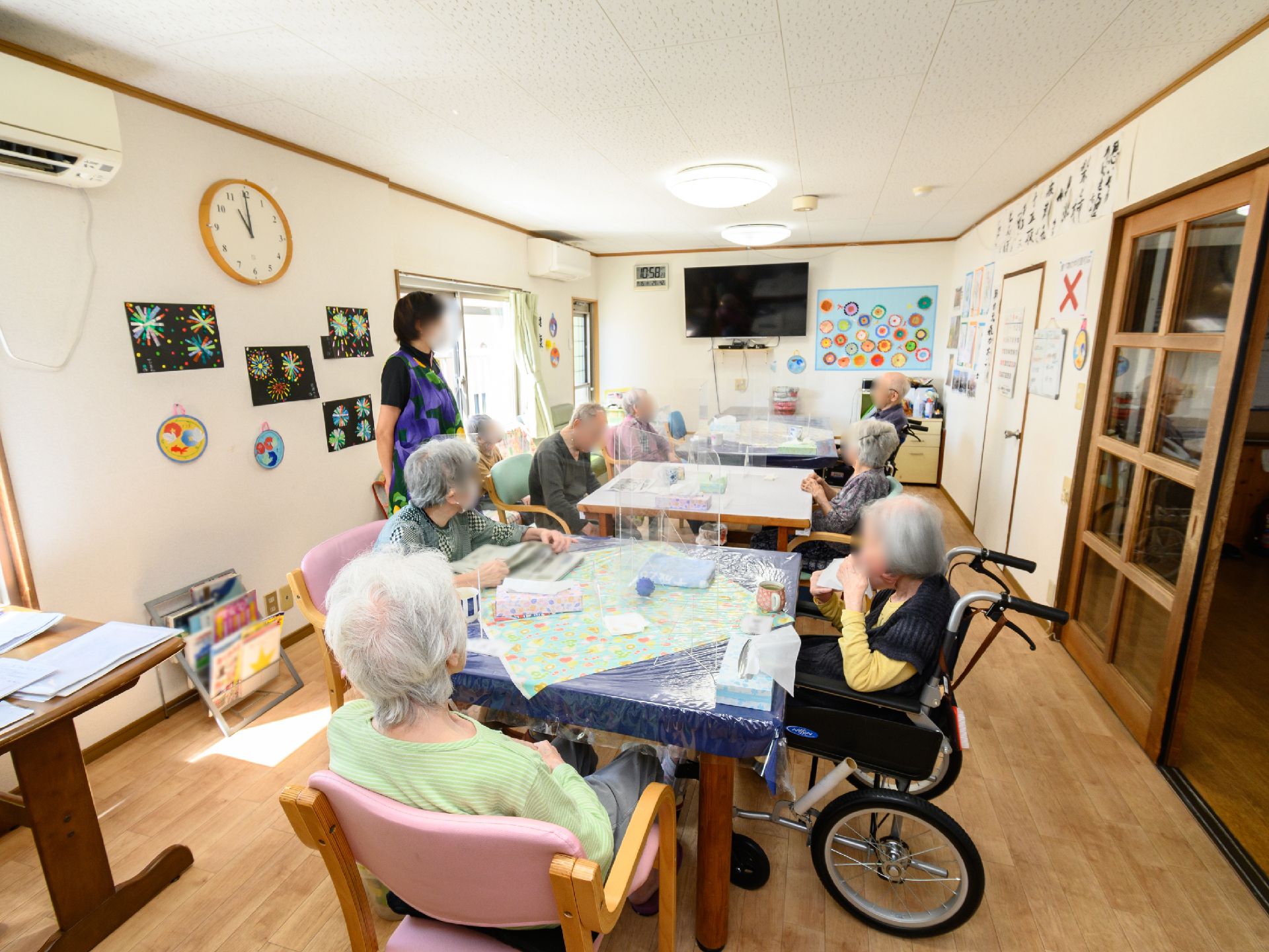 椅子とテーブル、テレビが設置された共有スペース