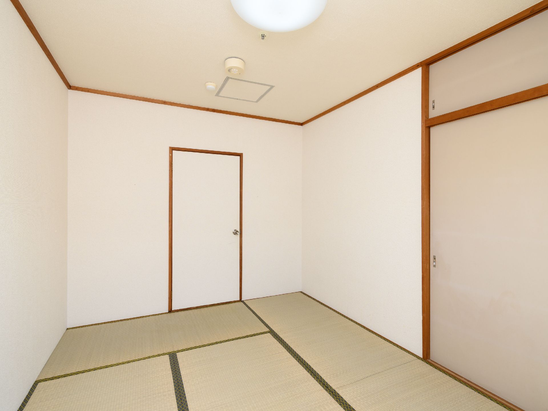 畳の敷かれた、スペースの広い居室