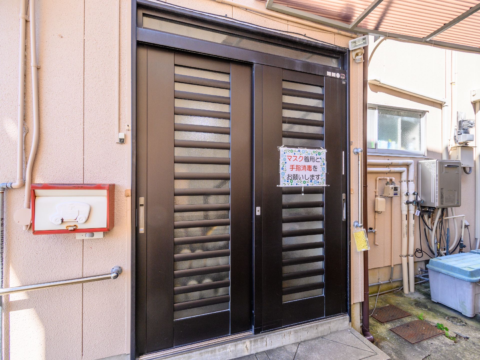 バリアフリーが完備され、段差がなく手すりが行き渡っている玄関付近