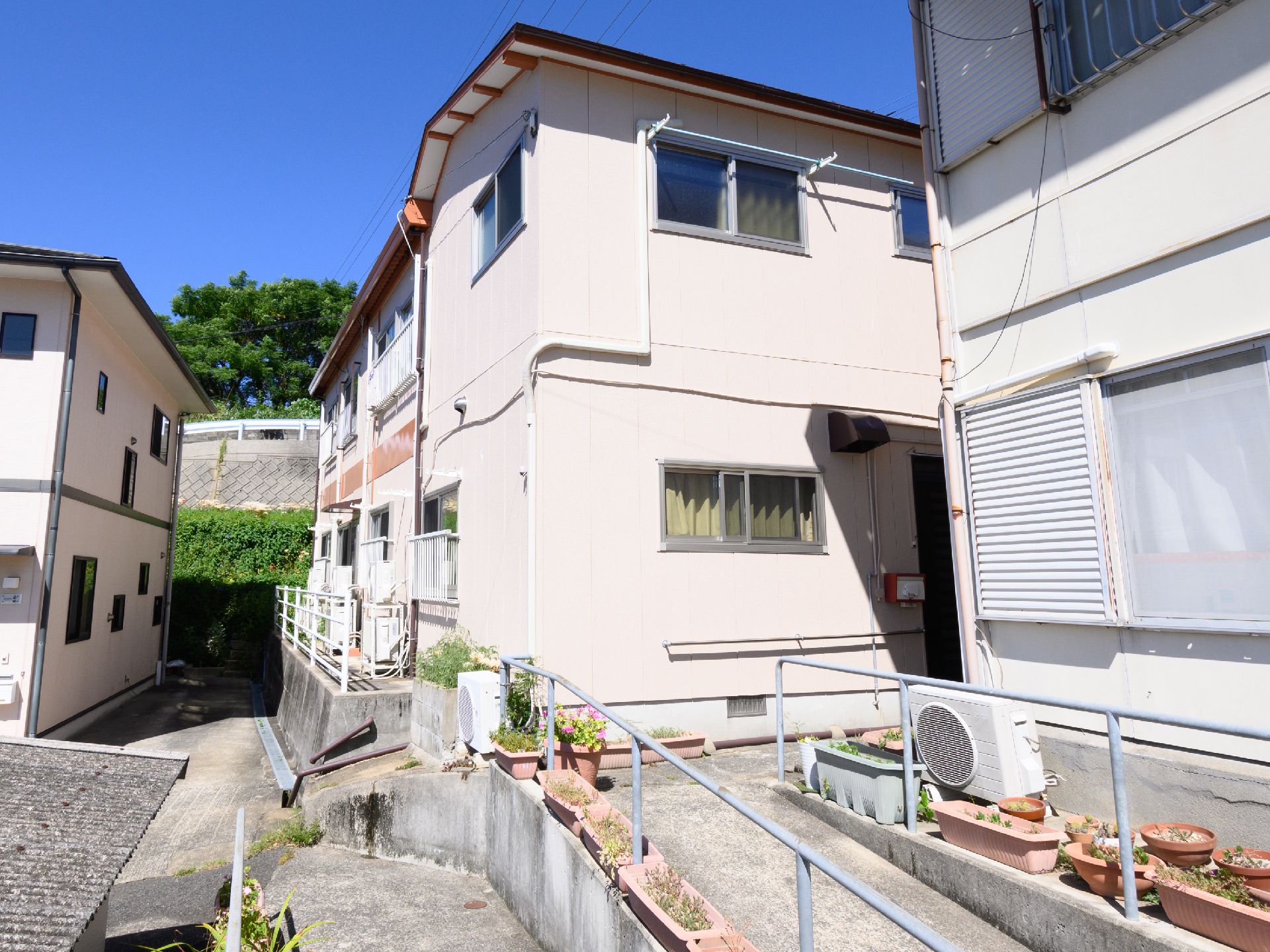 落ち着いた雰囲気が感じられる施設の外観