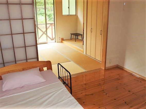 床の間が付いた特別室。和室と洋室の両方があり、洋室にベッドが置かれている。