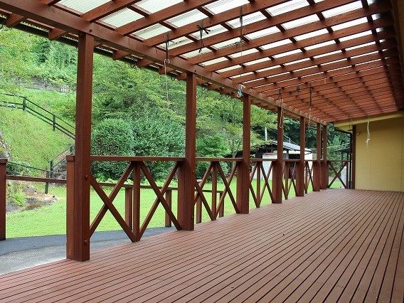 広いウッドデッキには屋根が付き、外の景色を眺めることができる。