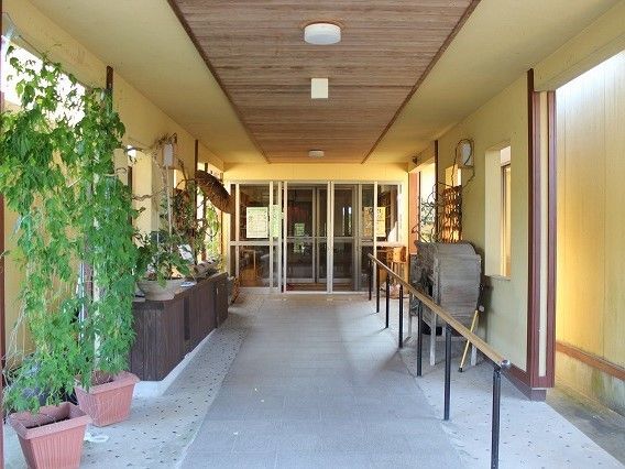 エントランスに続く長い通路。両サイドには季節の植物や飾りが置かれている。