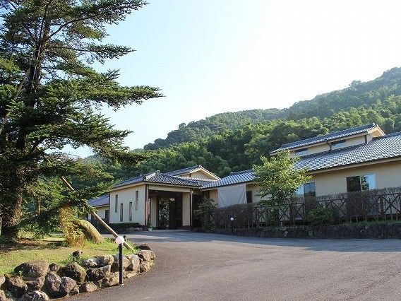 玄関には大きな屋根が付き、瓦屋根がついた立派な平屋建ての住まい。
