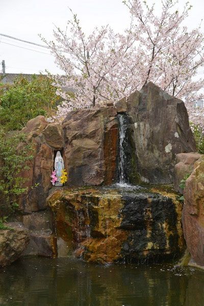 桜と小さな滝の風景