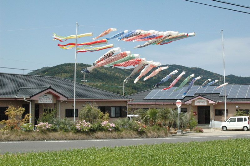 外観と鯉のぼり