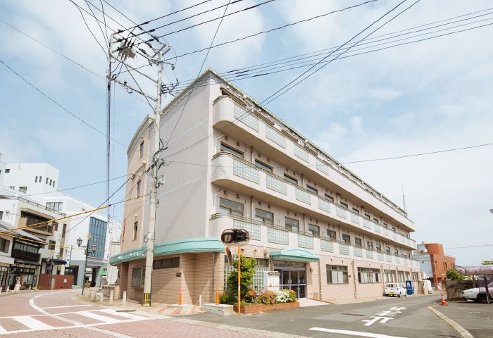 明るい外観の建物