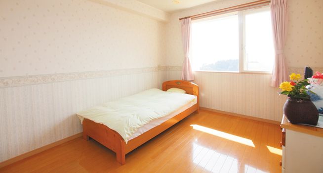 明るい個室の寝室
