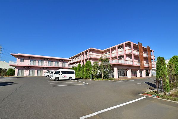 広々とした駐車場の建物