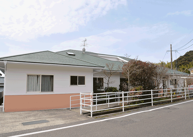 ゆったりとした外観の建物