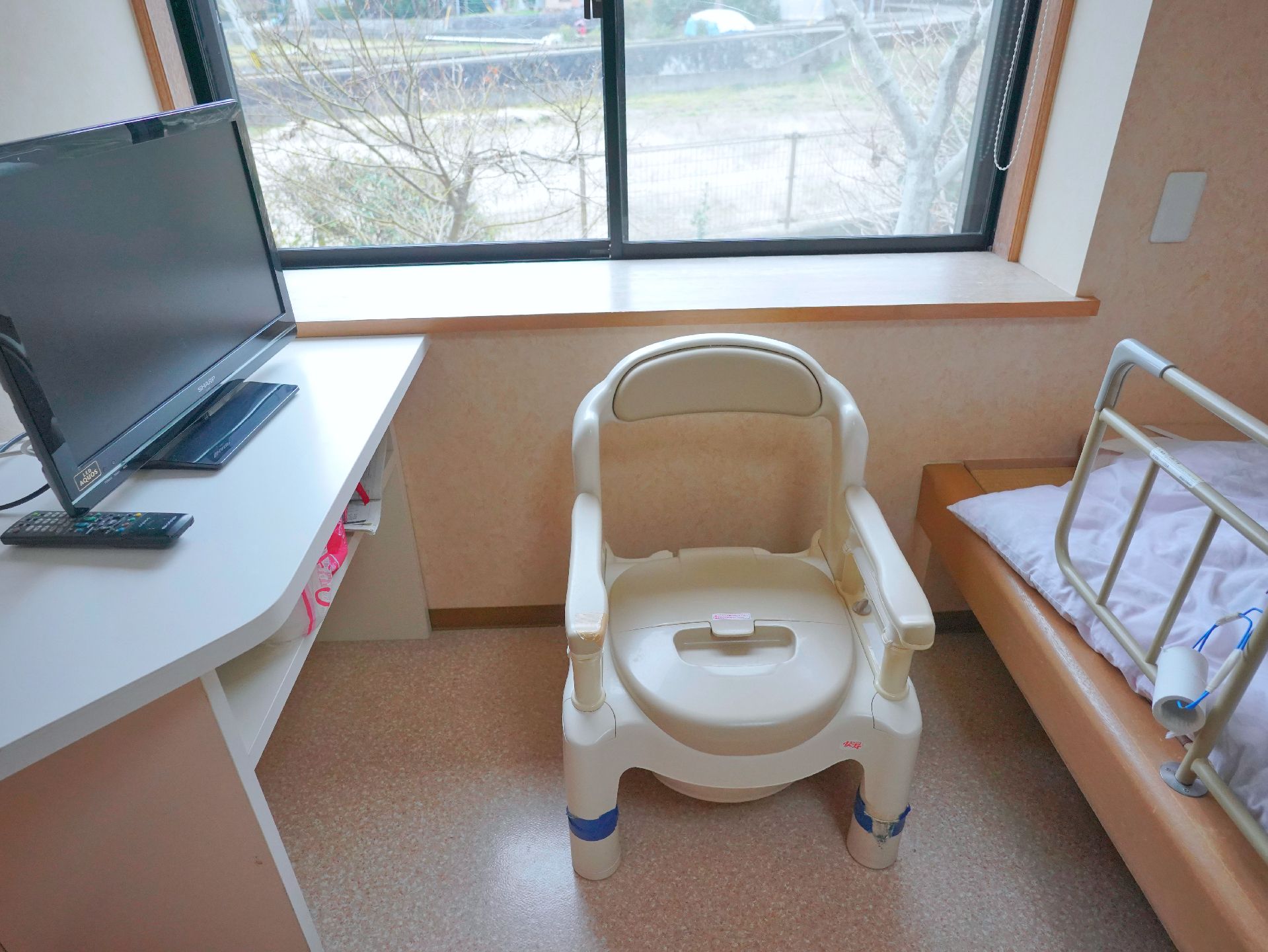 日差しが差し込み、広々と快適に過ごすことができる居室