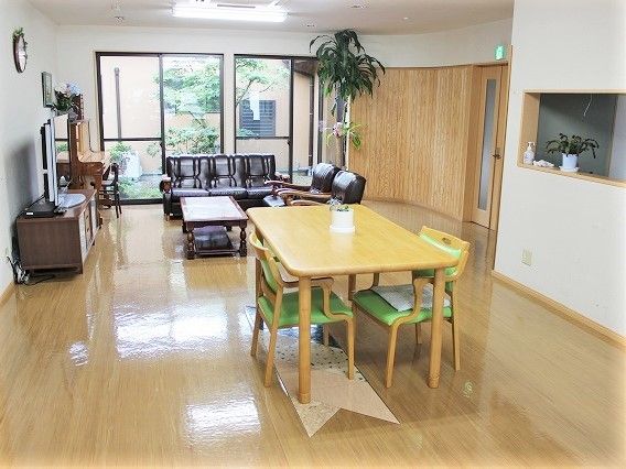 リビングダイニングにはダイニングテーブルが置かれ、テレビを囲んだソファコーナーもある。