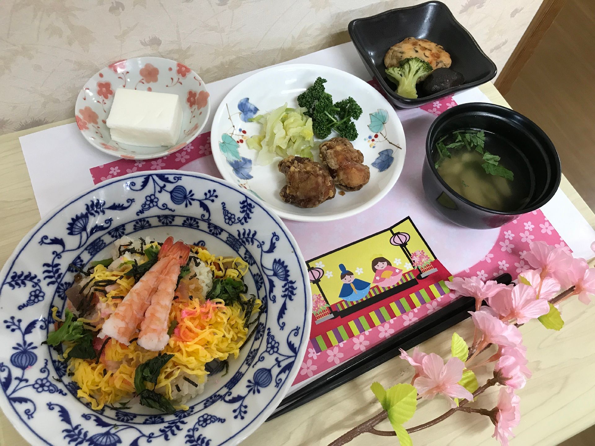 錦糸卵や海老の乗ったちらし寿司と揚げ物・お吸い物がセットになった献立