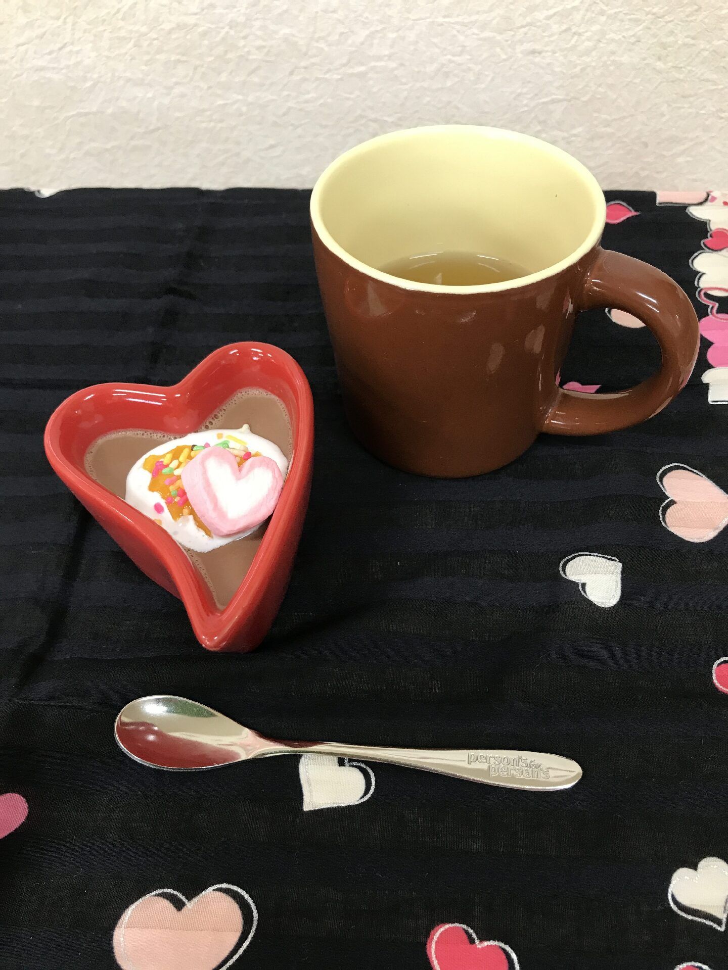 赤いハート形の器に入ったチョコレートのお菓子と、ドリンク