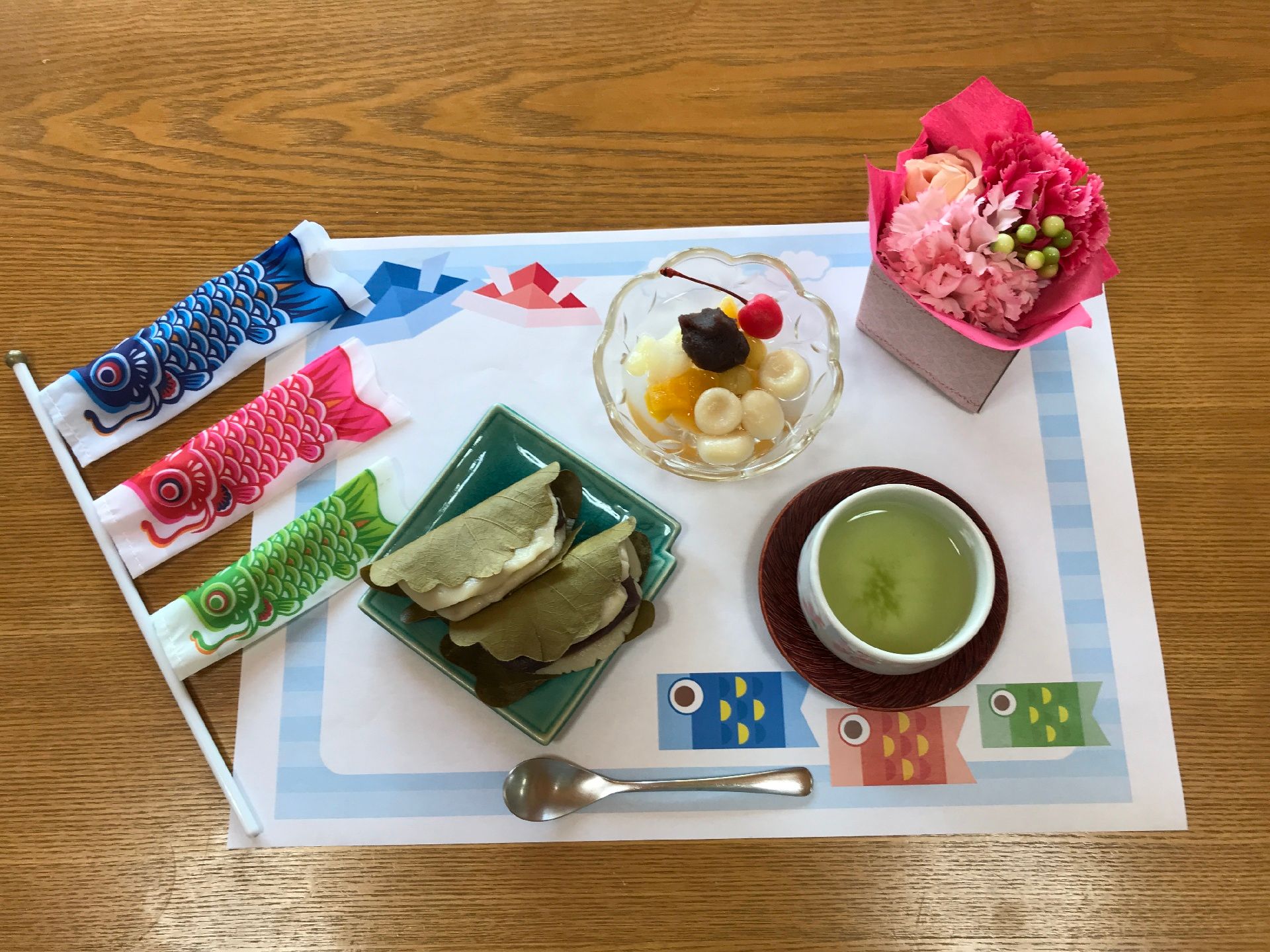 ミニ鯉のぼりを飾った、柏餅とあんみつの特別食