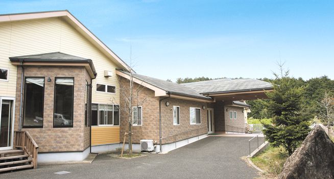 自然に囲まれた施設外観