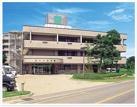 ゆったりとした建物正面