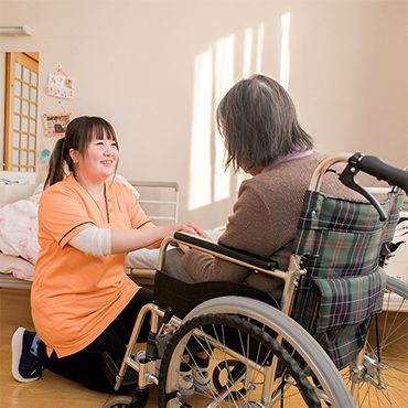 笑顔で会話するケアシーン