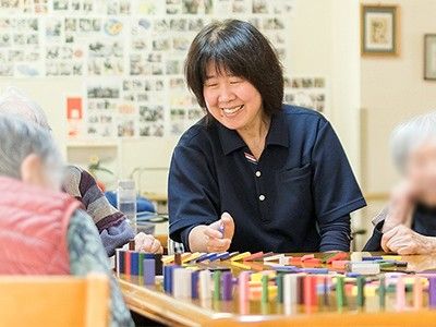 笑顔で交流する場面