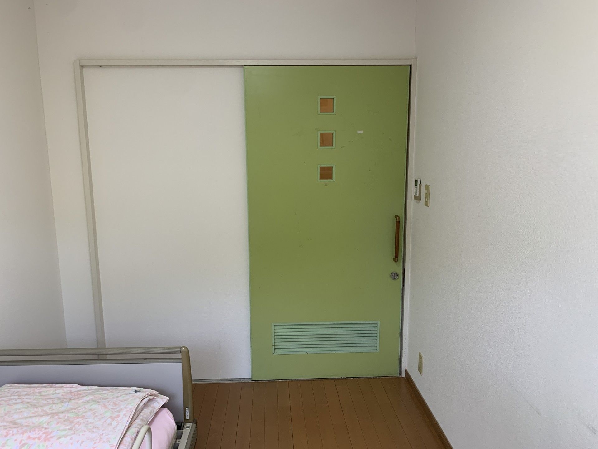 落ち着いた色合いの扉