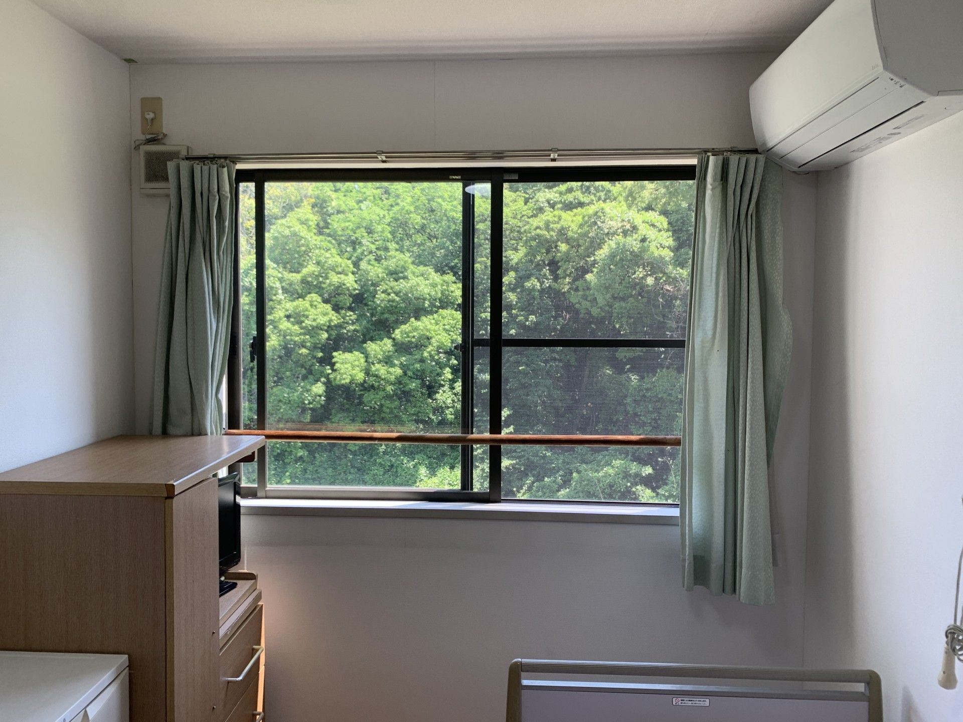 緑が見える窓辺の部屋